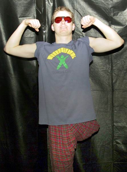 他是打败了big show才进入wwe的,而且他只有一只脚竟然还可以用飞踢