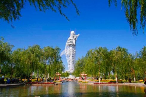  p>指"碧海明珠"气象塔,由国家气象局和甘肃嘉峪关市政府投资3900多