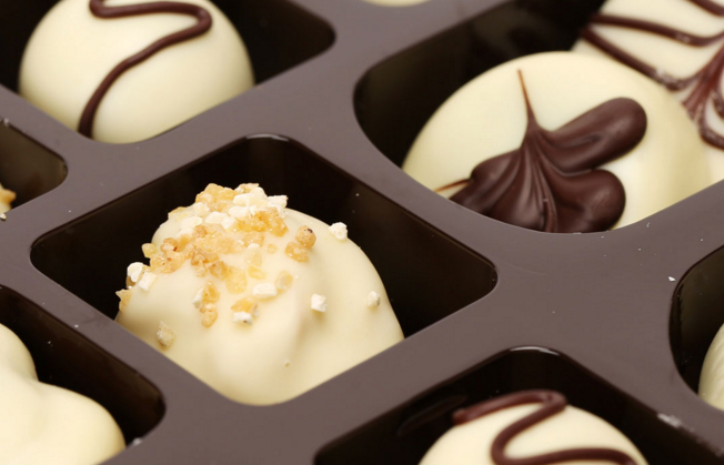  p>白巧克力(white chocolate)是由可可脂,糖,牛奶和香料(香草香料)制