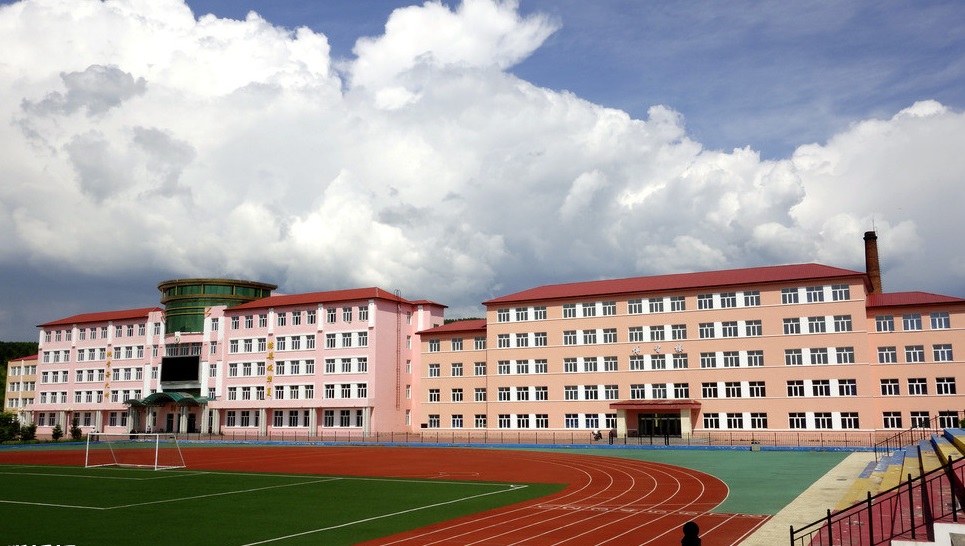 年,1985年成为独立高中,2009年3月,原根河林业第四中学与根河二中合并