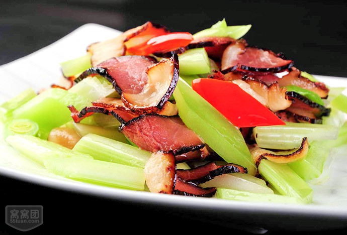  p>西芹炒腊肉是一道美味佳肴,主料是腊肉,西芹. /p>