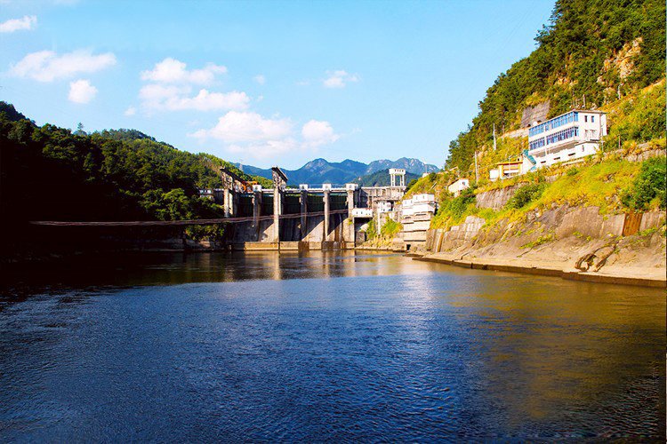  p data-id="gnb74mqsz4">长湖水库位于北江支流滃江下游,英德市区