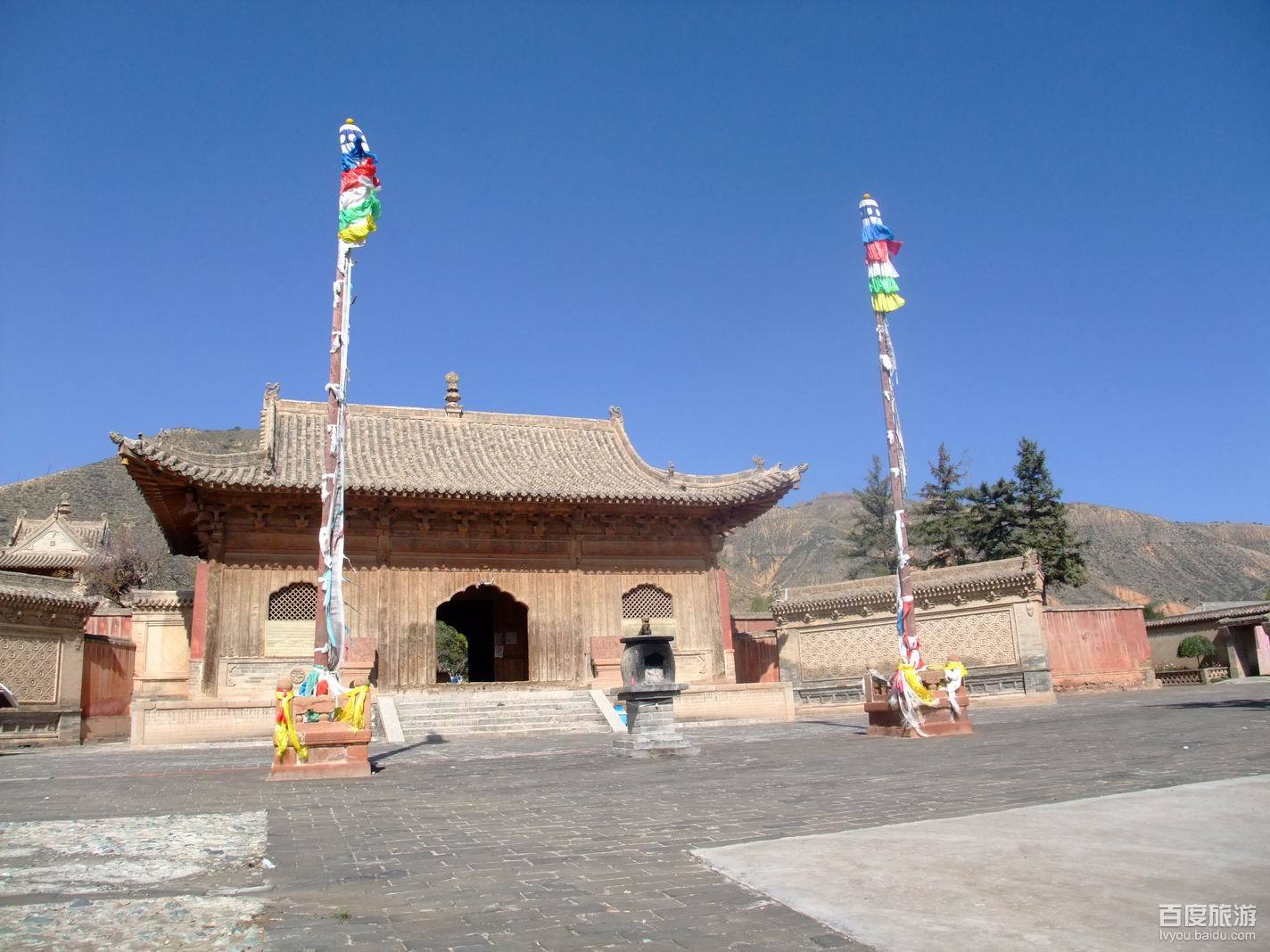  p>瞿昙寺 i>(qú tán sì) /i>,位于青海省海东市乐都区城南21公里