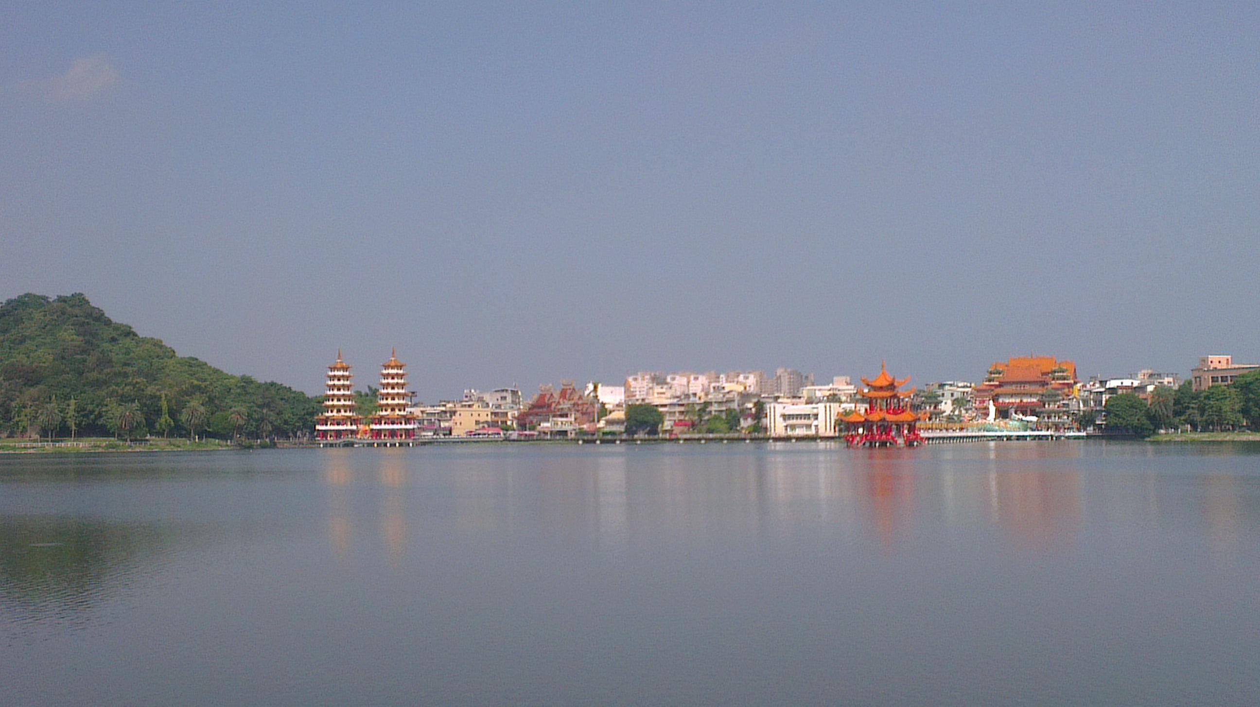  p>莲池潭(旧称莲花潭)位于台湾省高雄市半屏山之南,龟山之北,是高雄