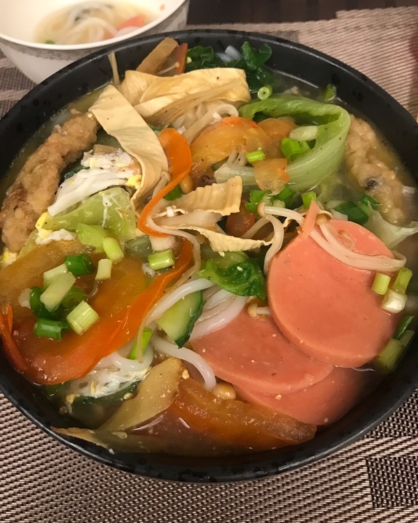  p>三鲜砂锅是具有浙江地方风味特色的浙菜系传统名菜,风味独特,原汁