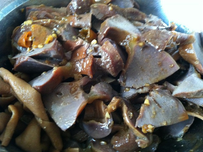  p data-id="t9rg9ur41hox">孜然卤水肾球是以鹅肾球为主料的菜品.