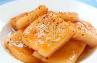  p>年糕(nián-gāo,rice cake; new year cake),中国汉族的传统食物