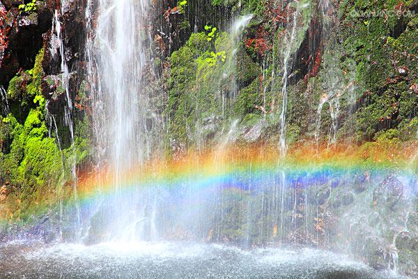 是 a href="#" data-lemmaid="28334">井冈山 /a>两大主瀑布之一,左侧