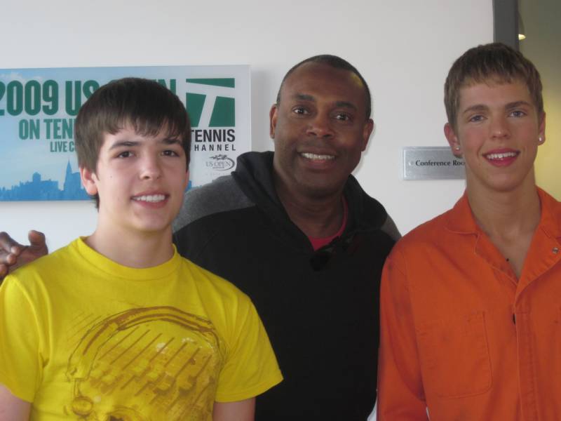 是一个叫steven(真名stephen quire)的美国男孩.