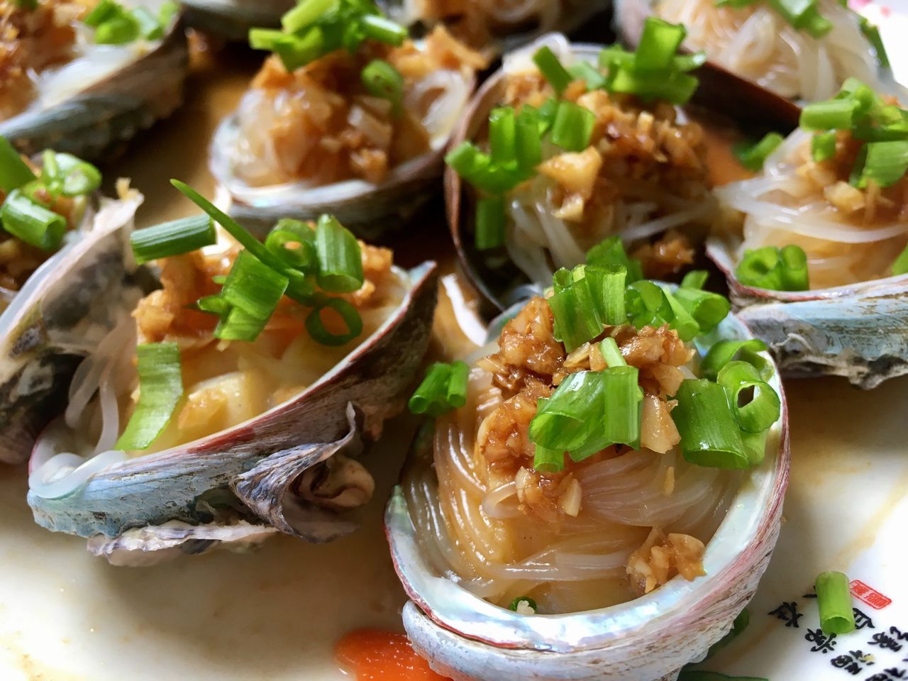  p>蒜蓉粉丝蒸鲍鱼是一道菜品,属于家常菜.