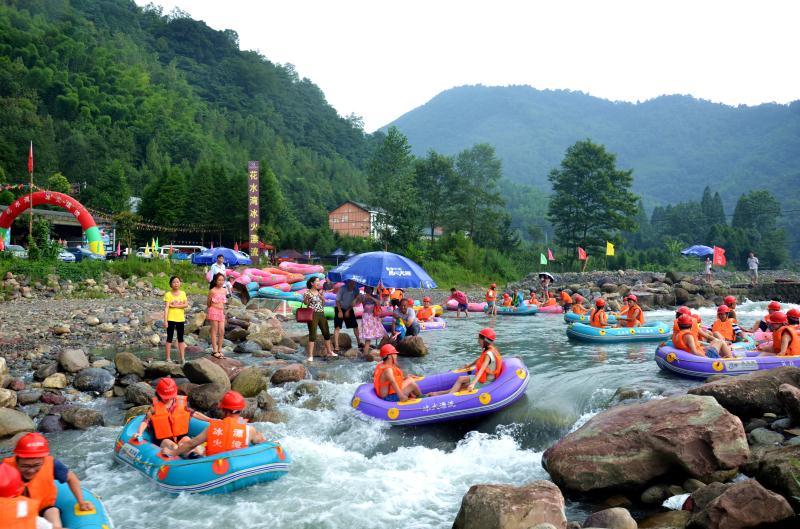  p>花水湾冰火漂流位于成都市大邑县花水湾镇出江河,漂流途中穿越:晚