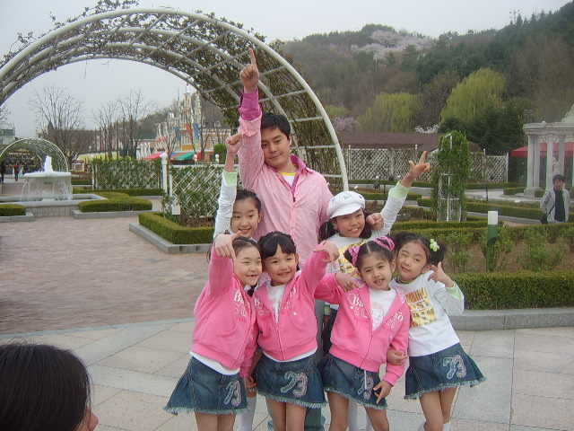  p>这些女孩是来自韩国的七公主,也被称为韩国历史上年龄最小的组合.