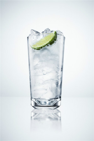  p>伏特加汤力(vodka tonic),这款鸡尾酒的名字取自它的配料伏特加和