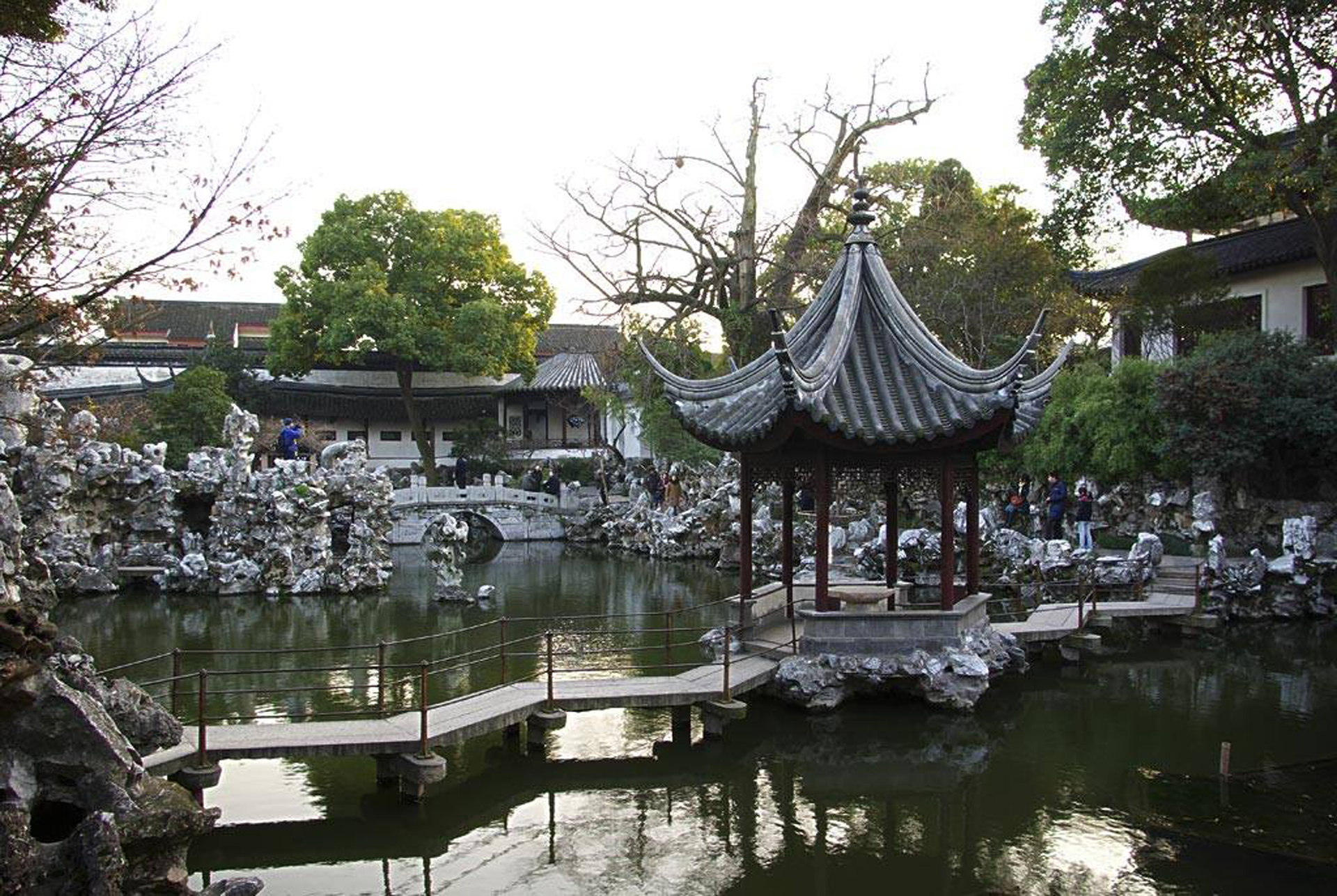  p>狮子林始建于元代至正二年(1342年),是中国古典私家园林建筑的代表