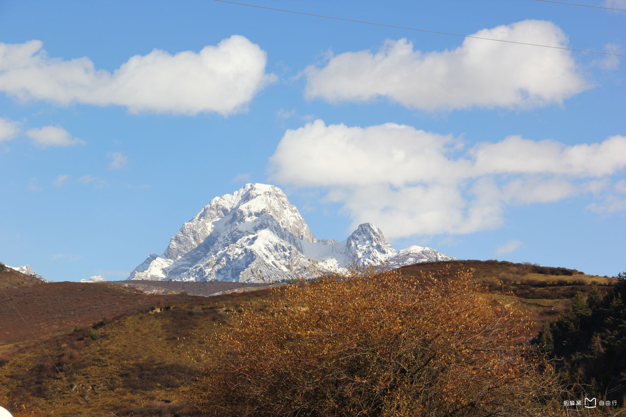 50°,雪宝顶位于松潘县境内,是岷山山脉主峰,最高海拔5588米,岷山主峰