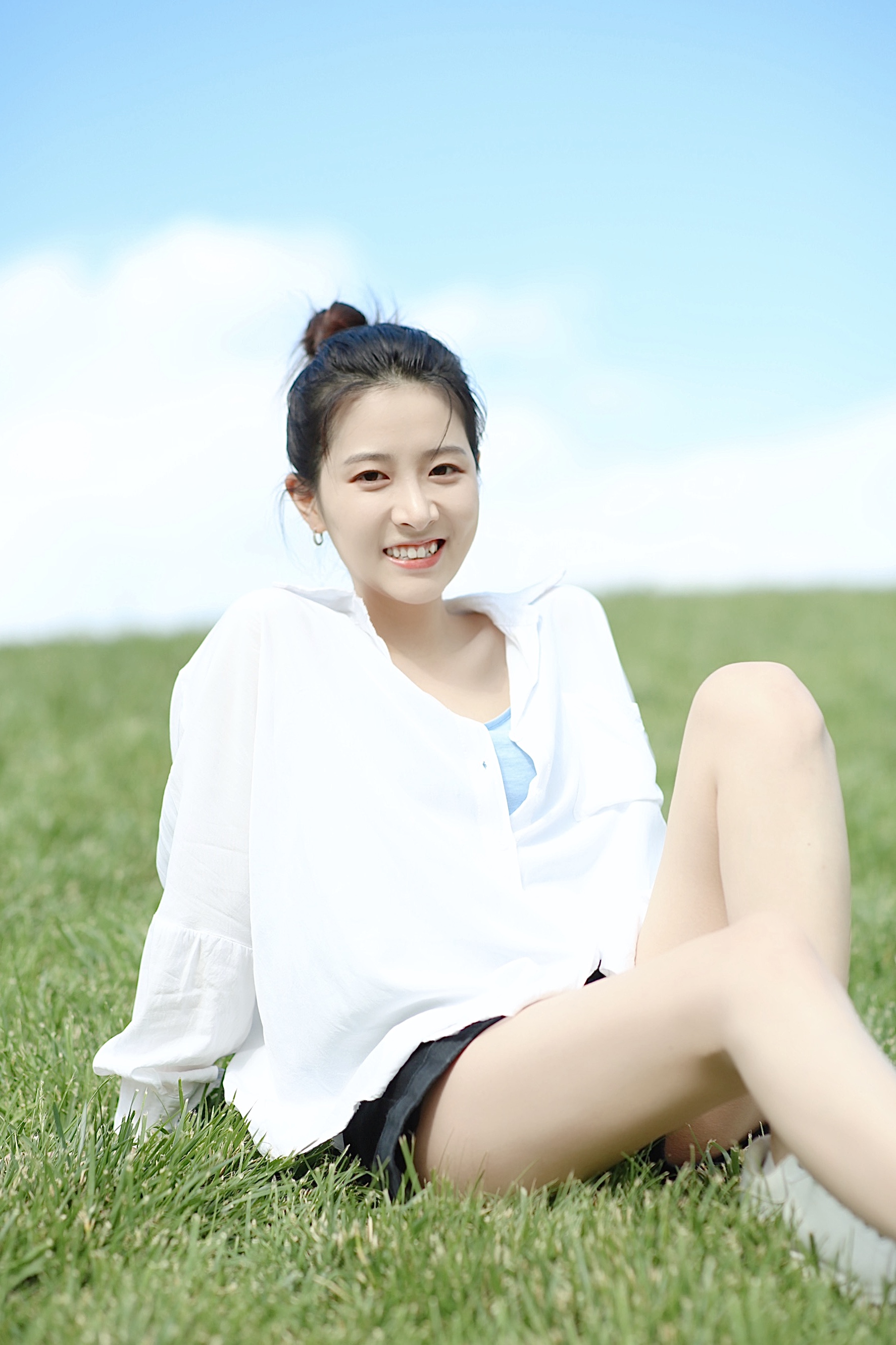  p>张艺,1994年11月22日出生,毕业于北京现代音乐