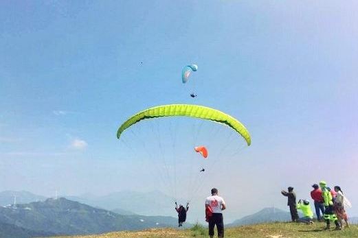 日月湖滑翔基地位于汕尾市海丰县日月湖生态园旅游度假区内.