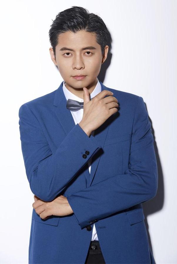 央视财经第一时间主持人很帅男(央视财经第一时间主持人很帅男的是谁)
