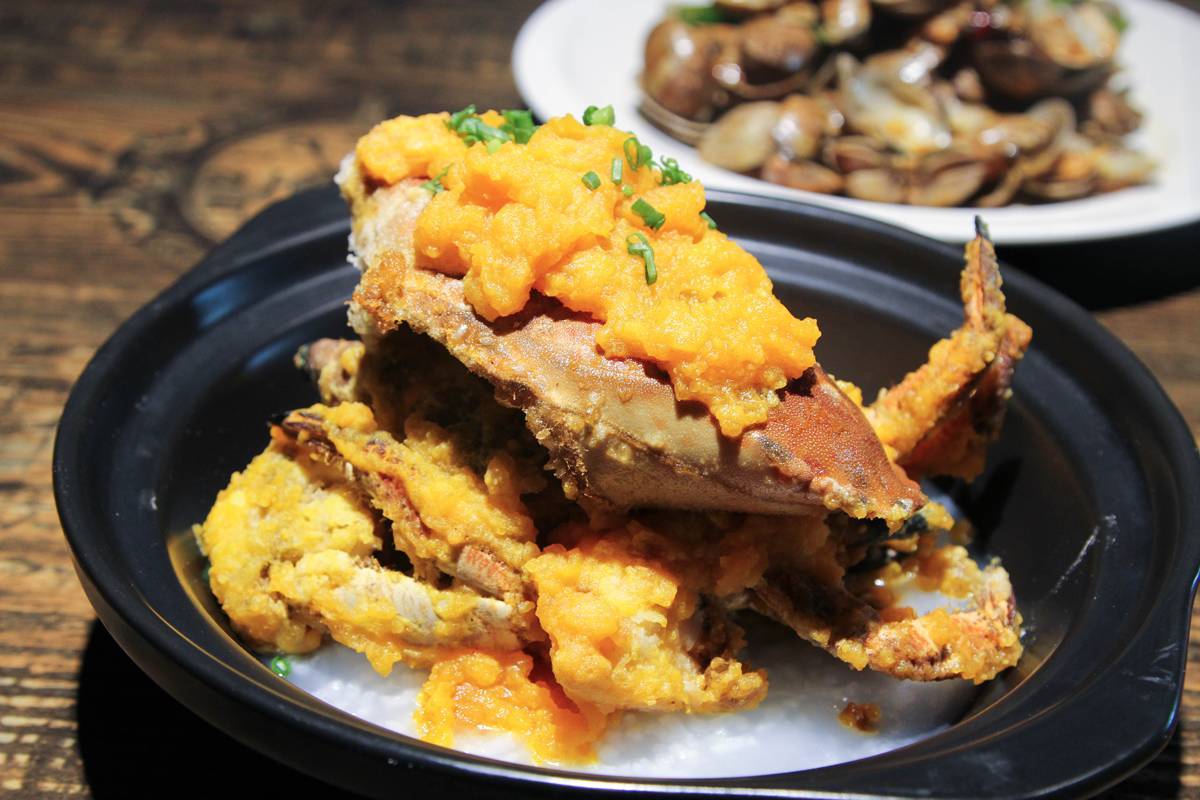  p>咸蛋黄焗青蟹是一道简单易学的家常菜,味道咸香鲜美. /p>