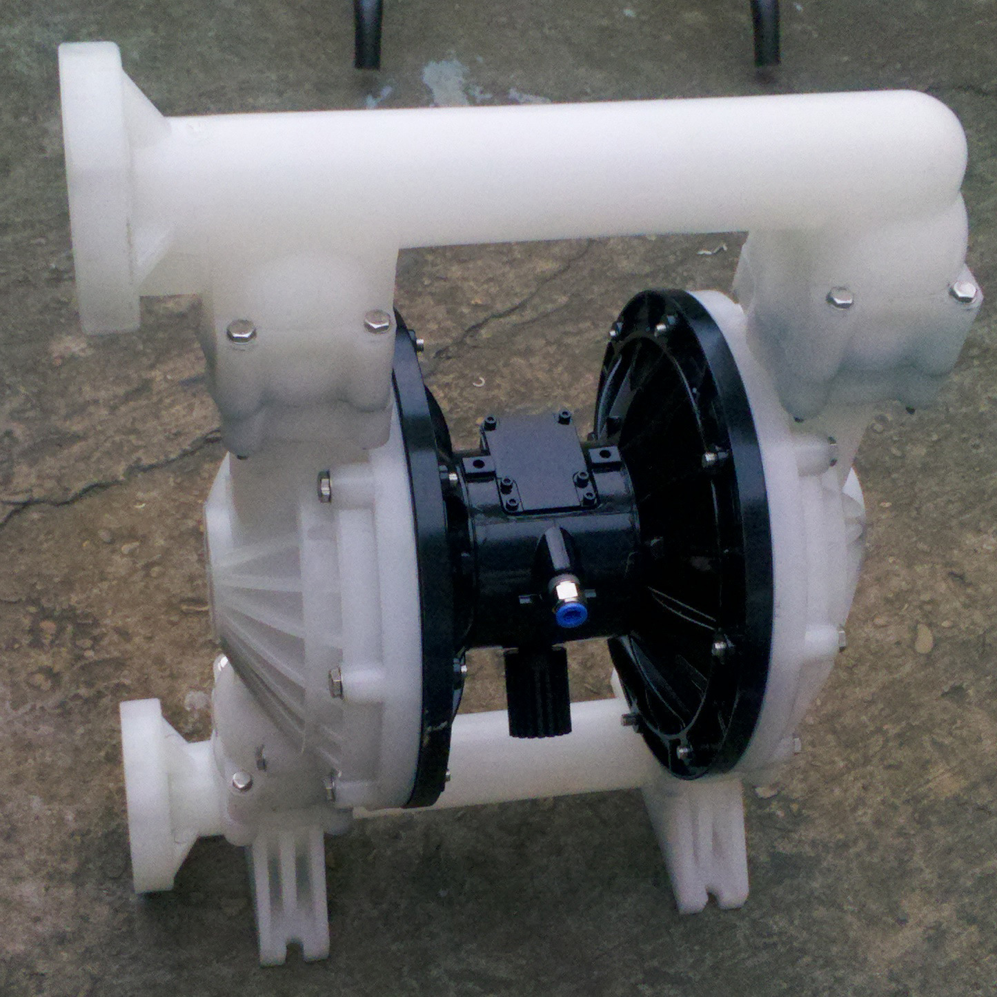  p>耐腐蚀气动隔膜泵是一种新型输送机械,采用压缩空气为动力源,对于