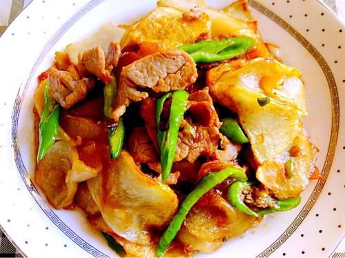  p>过油肉土豆片是由土豆等主要食材做成的一道菜品,属于家常菜. /p>