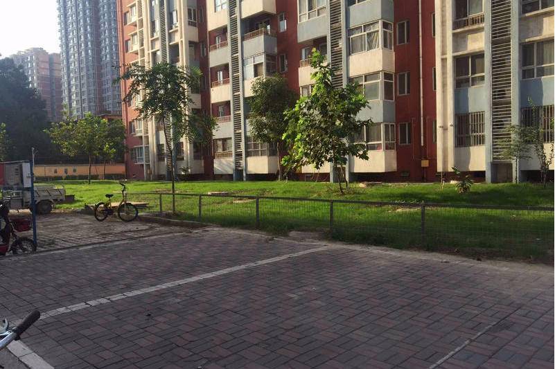  p>民华家园位于石家庄长安丰收路,共计房屋1265户. /p>