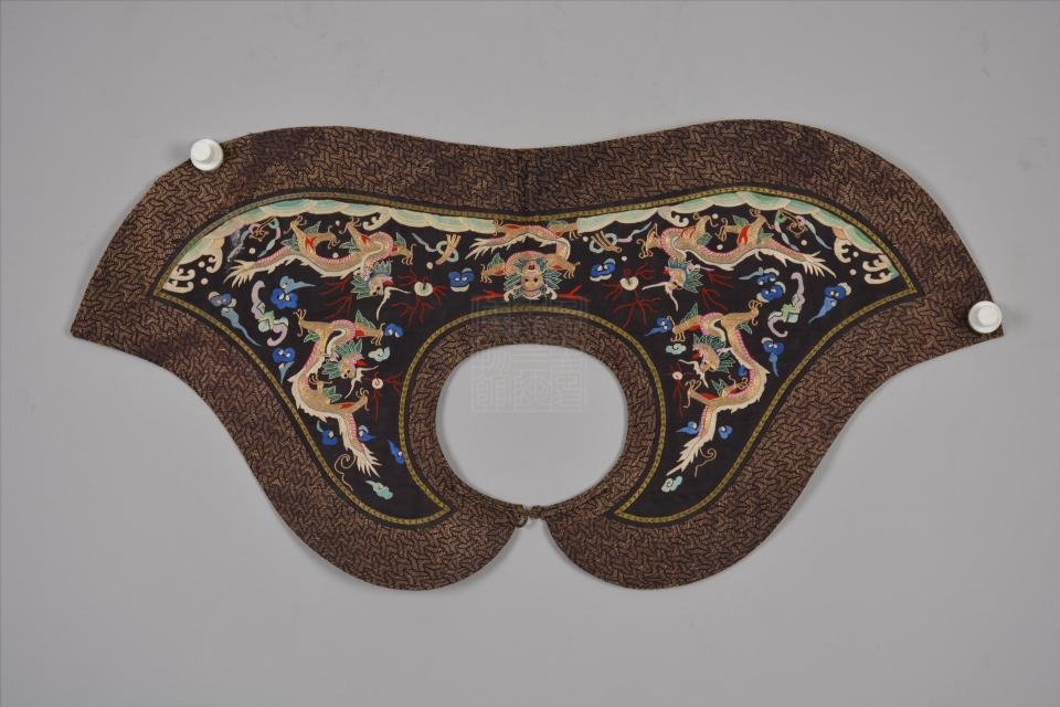 清黑缎拼金绣龙纹官服披领