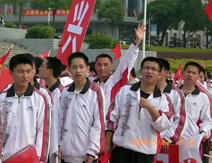 <p>朱杨柱在学校（举手者）