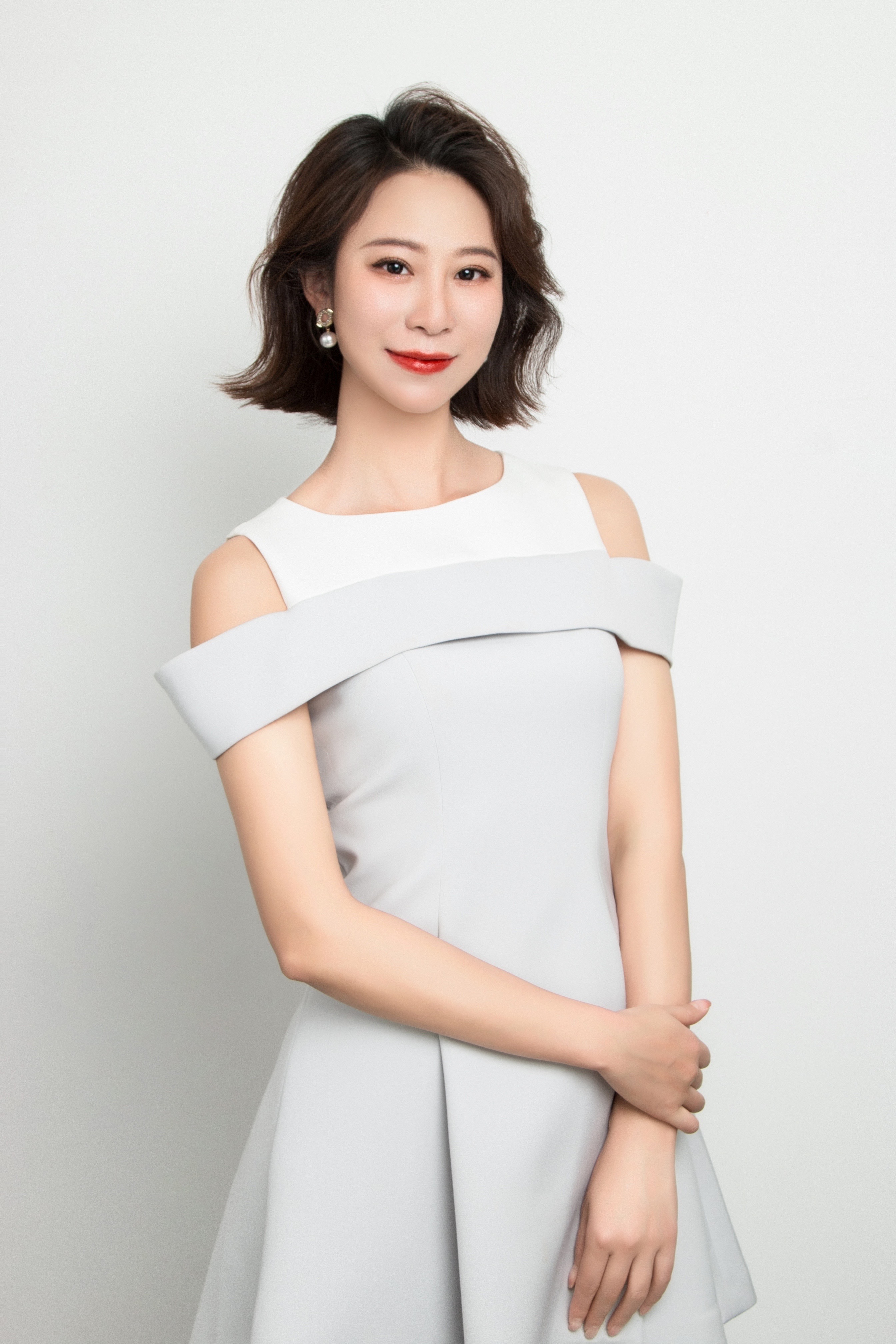 中央4台女主持人(中央4台女主持人名字)