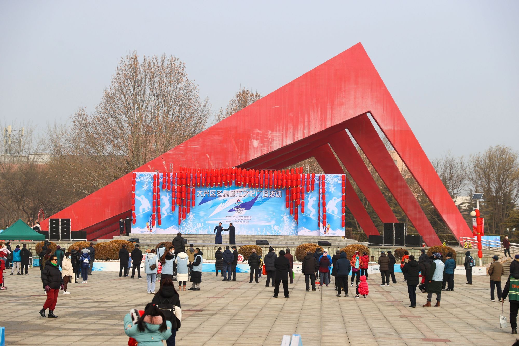 广场分设有中心舞台区,主题文化艺术展示区,冰雪及科技体验互动区,大