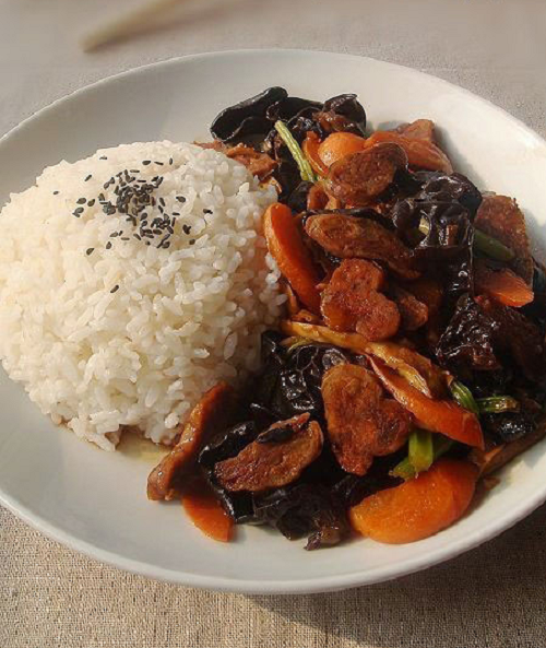 杂蔬腊肠盖浇饭