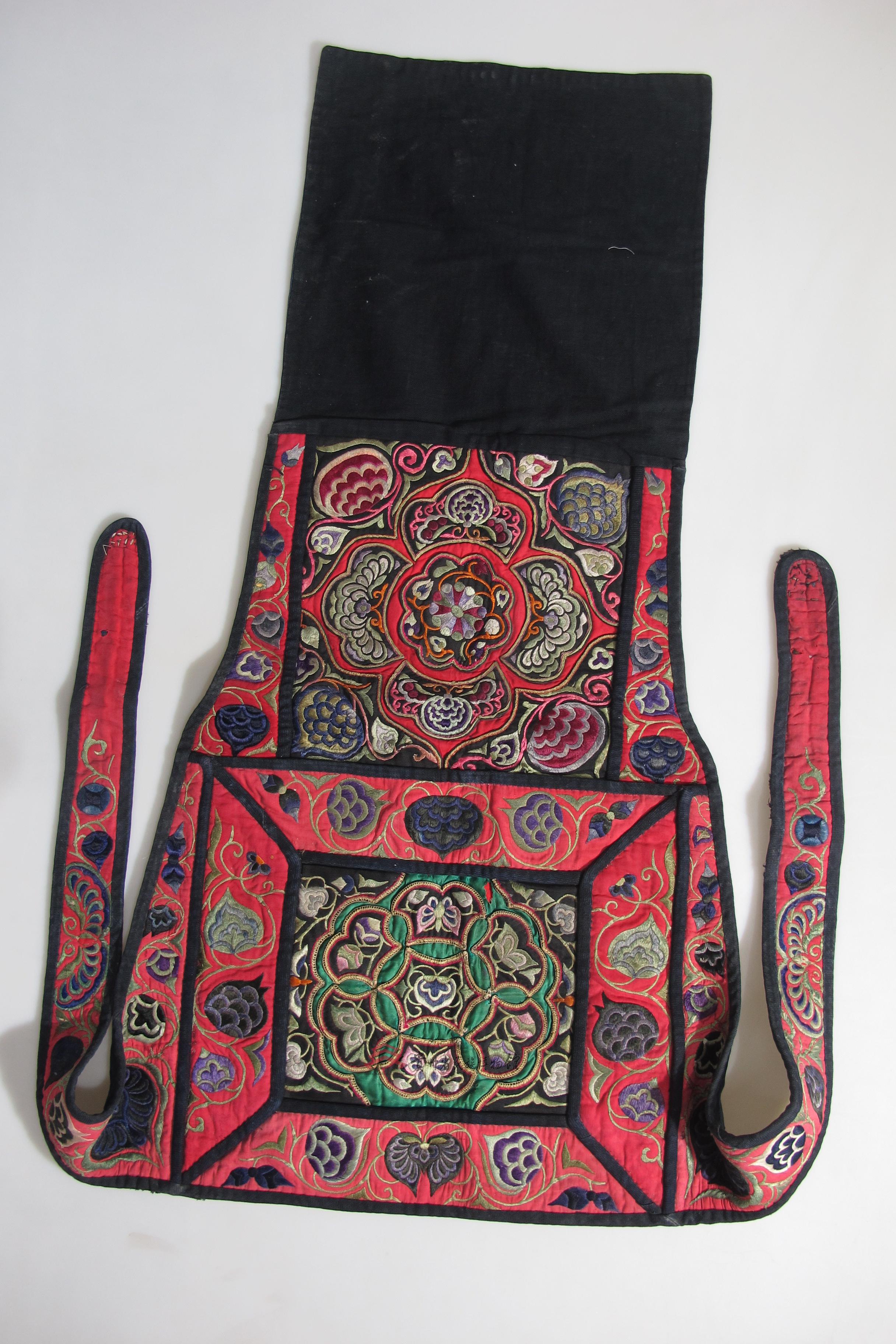 当代三都水族布贴平绣石榴花纹背带