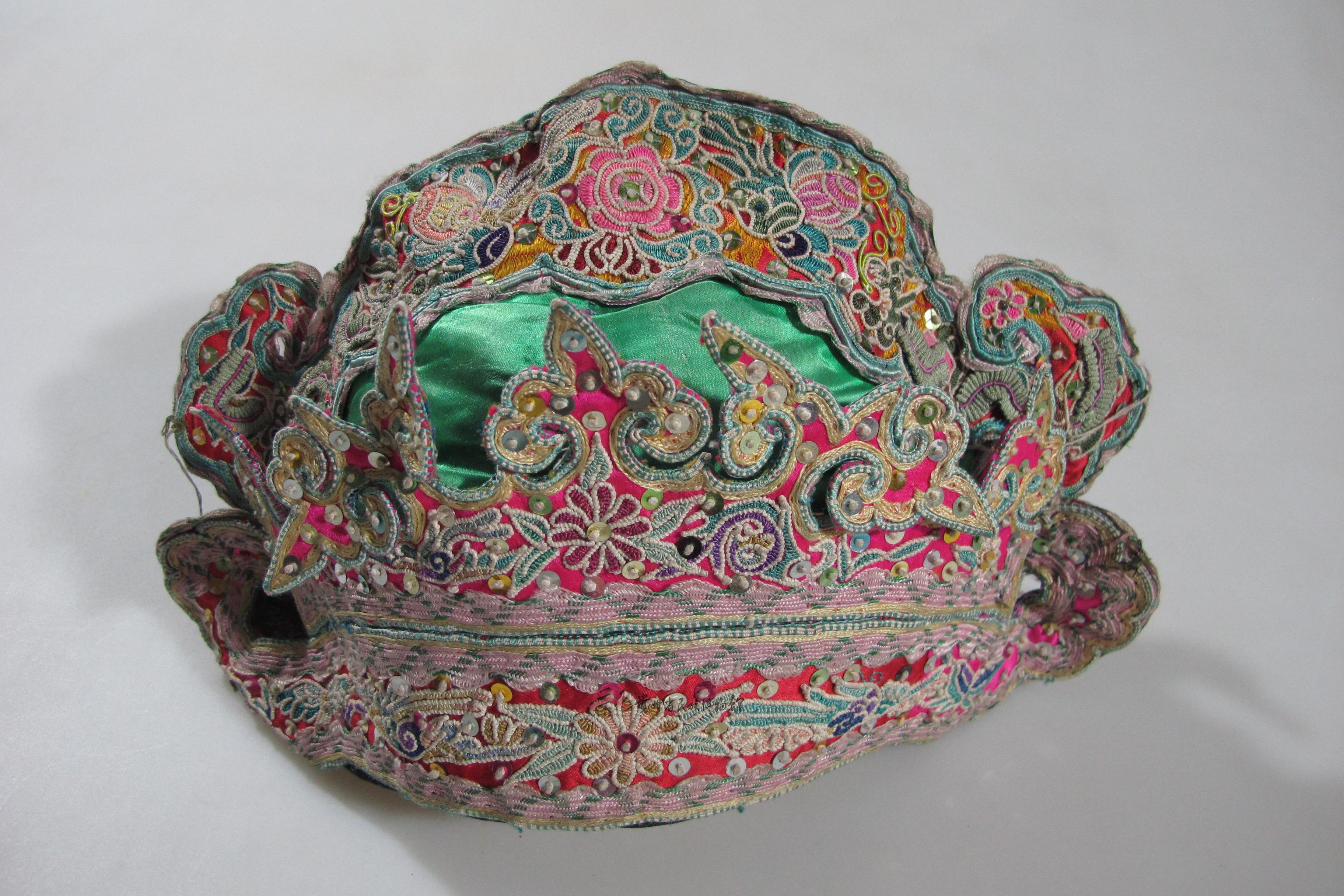 当代榕江侗族红布缠绣双凤抢宝纹女童帽