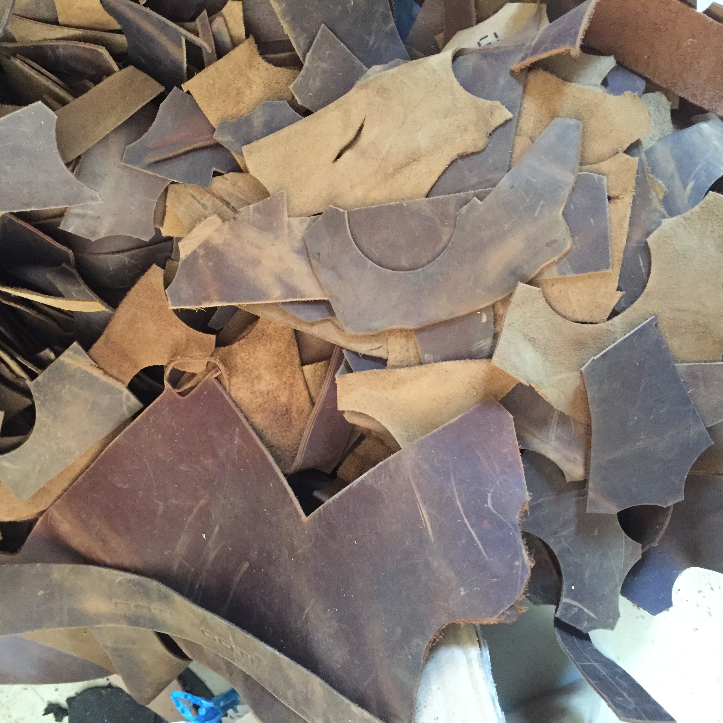  p>头层牛皮,是牛身上的皮,表面有原始的皮肤特征,头层皮又要按等级