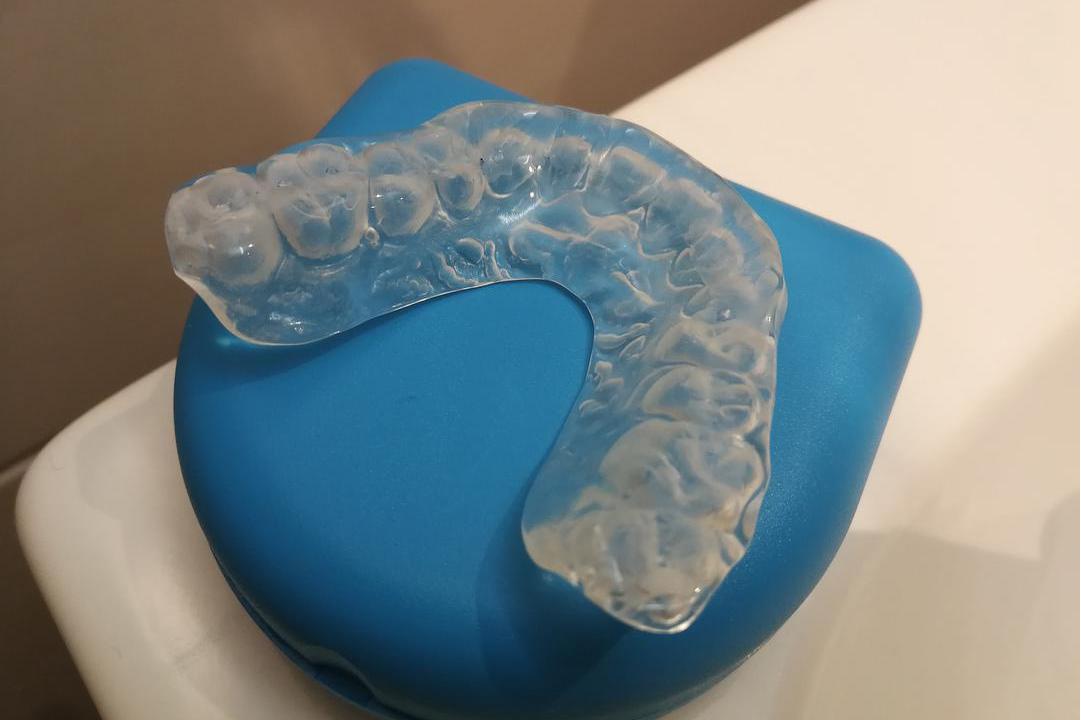  p>磨牙垫,又称夜磨牙垫,磨牙颌垫,配戴磨牙垫是 a target="_blank"