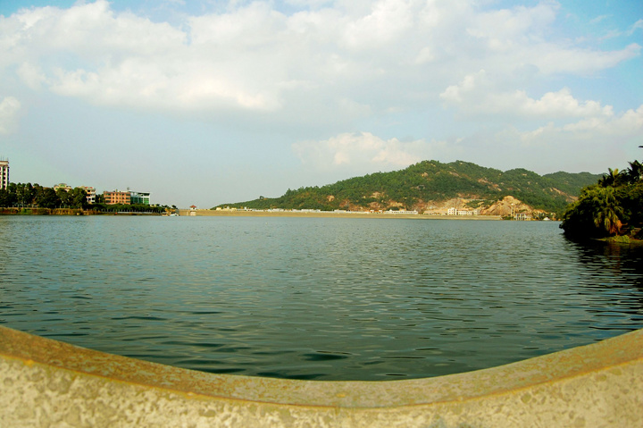  p>石岩湖温泉度假村,位于 a target="_blank" href="/item/深圳市