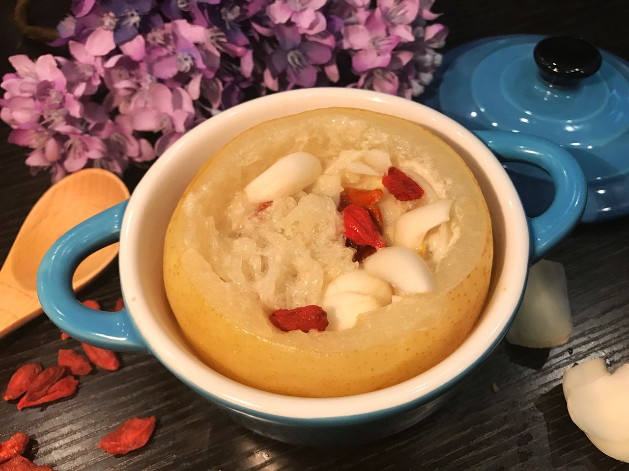  p>雪梨炖燕窝是一道美味可口的名点,属于粤菜系.