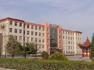 2004年筹建,2005年投入使用的封丘一中新校区占地220亩,封丘县