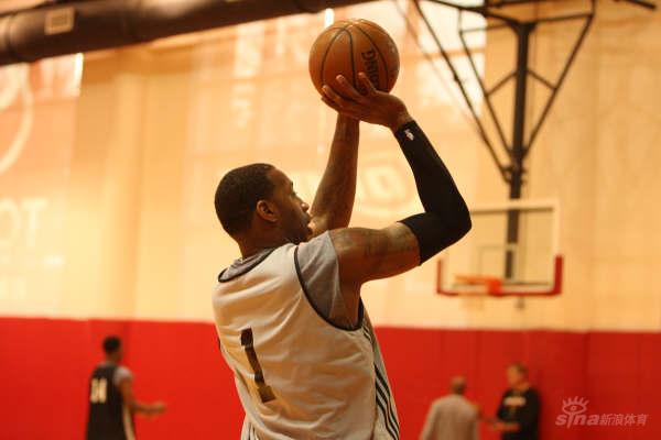  p>投篮是在比赛中,队员运用各种专门,合理的动作将球投进对方 a