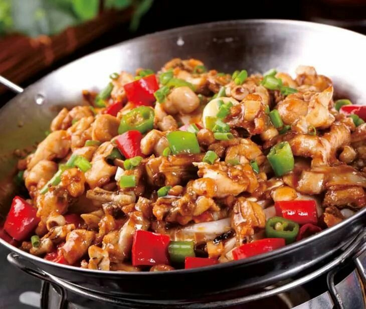  p>干锅泡椒牛蛙是一道以牛蛙,圆泡椒为主要材料制作的湘菜. /p>