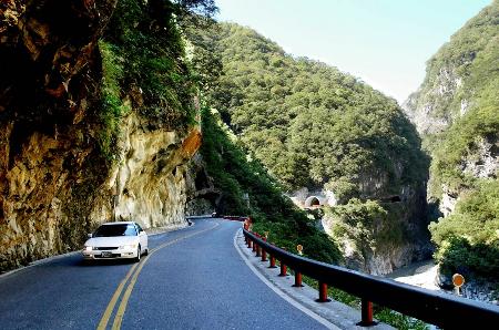  p>中横公路,全名东西横贯公路或中部横贯公路,简称中横,是台湾第一条