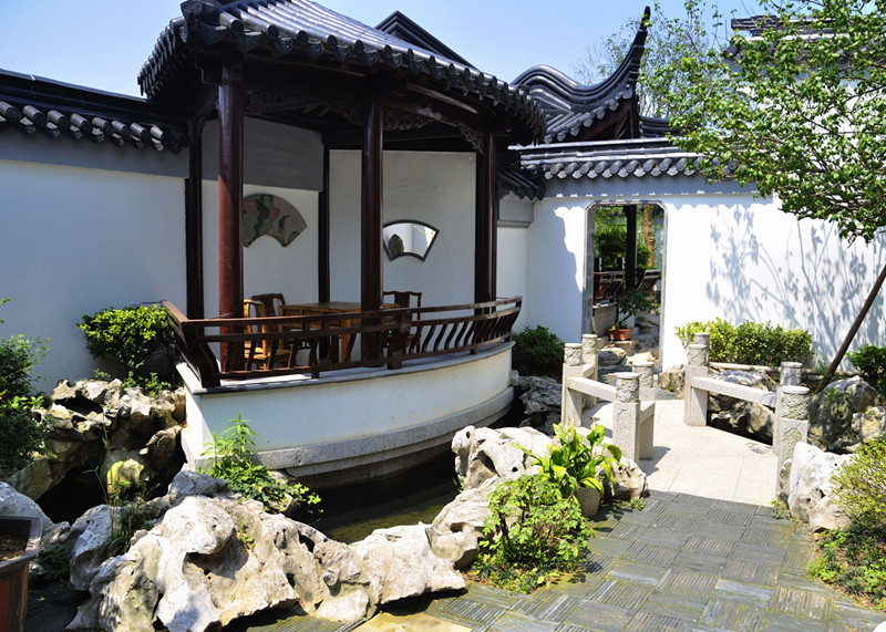 又名水印兰亭)位于昆山巴城湖滨北路与学院路交界处,纯中式的园林别墅