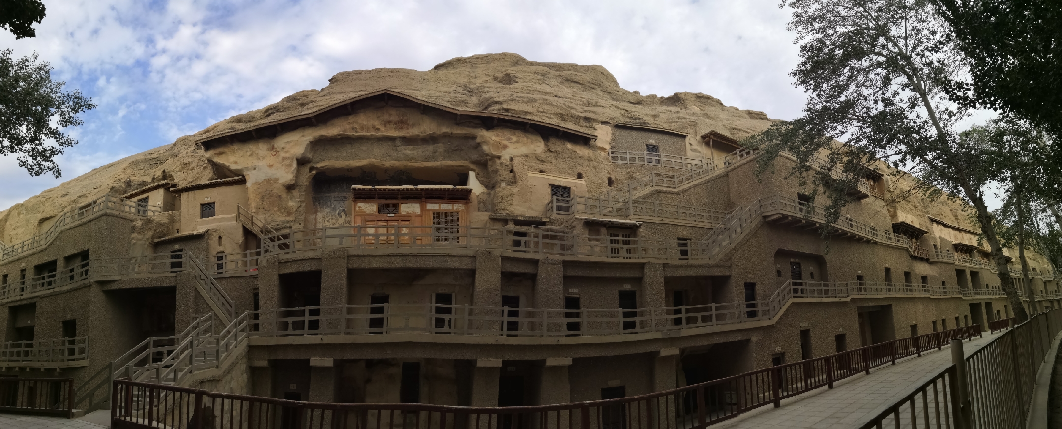  p>莫高窟,俗称千佛洞,坐落在 a target="_blank" href="/item/河西