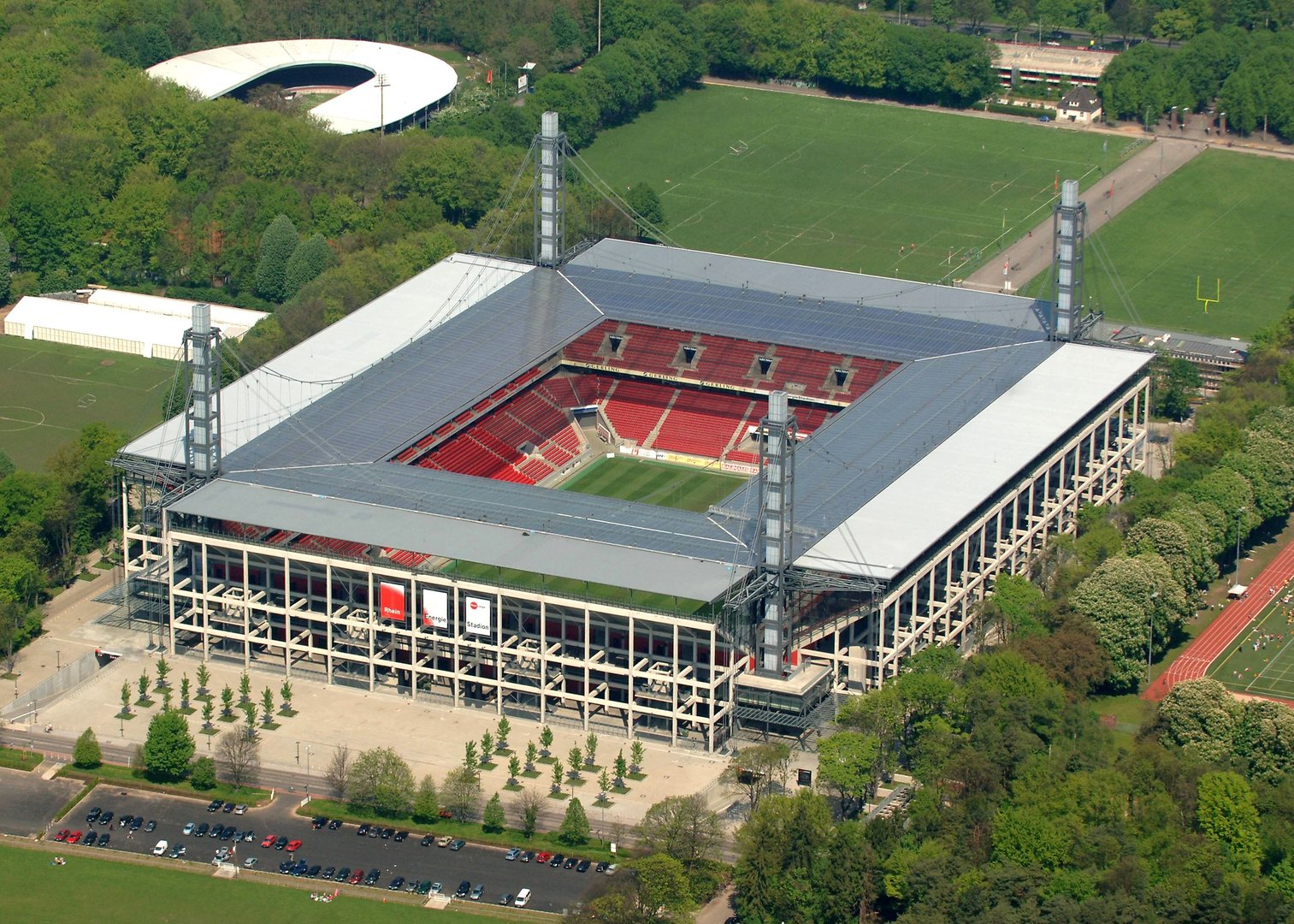  p data-id="gnwwjky8b7">莱茵能源体育场是德国科隆市的一座专业球场