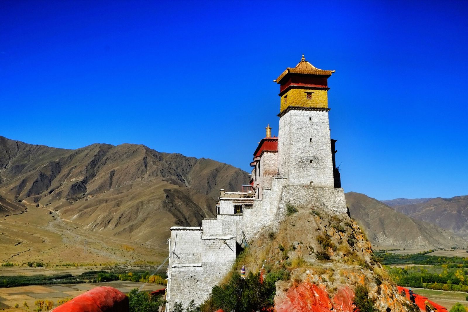  p data-id="go0b07cp41">雍布拉康位于 a target="_blank" href="