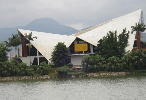  p>深圳岩湖温泉度假村,位于深圳市中心西北40公里风景秀丽的石岩湖畔