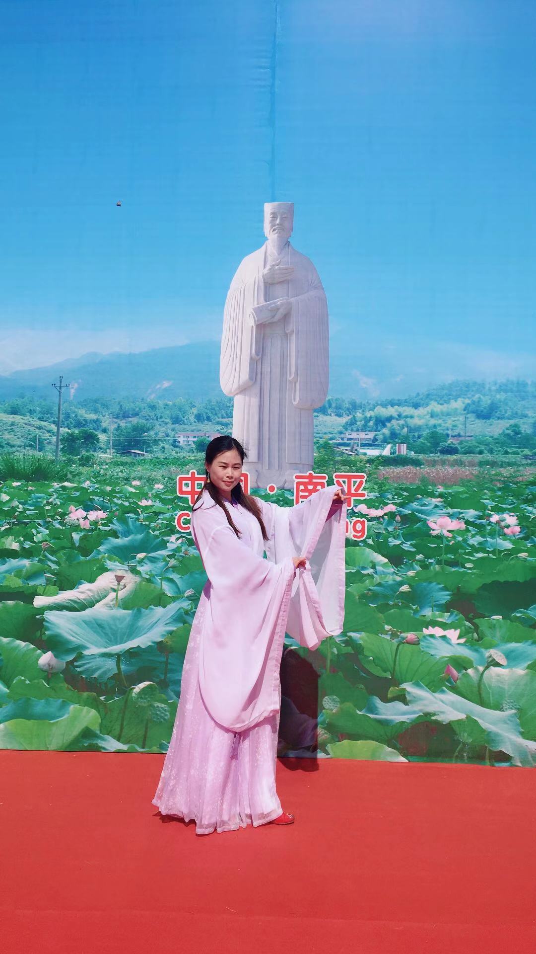  p>倪梅英,女,南平市建阳区华锋建盏陶瓷厂法定代表人,陶瓷装饰师.