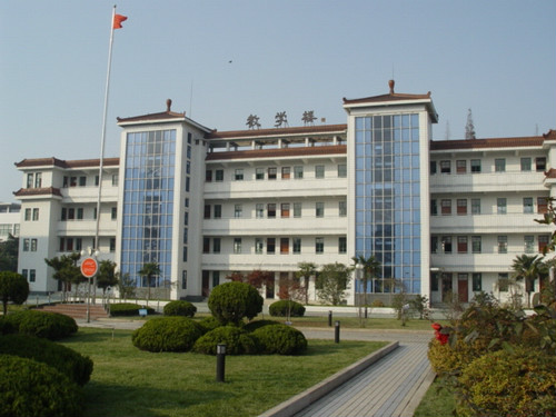 ="174579">盐城 /a>市第一中学,始建于1923年,初名"盐城县立初级中学"