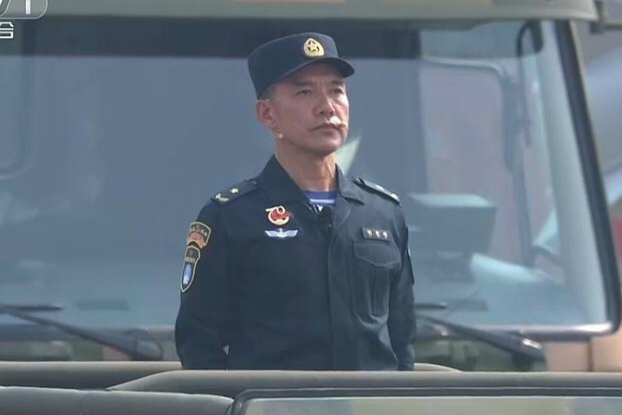  p>刘宏伟,少将军衔,国庆70周年阅兵担任舰载防空武器方队领队. /p>