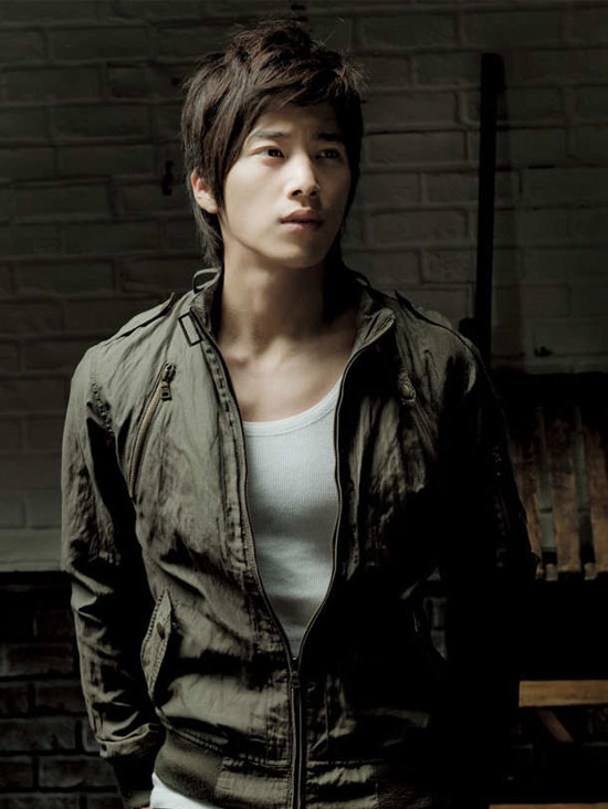  p>李莞(lee wan),本名"金亨洙",韩国男演员.